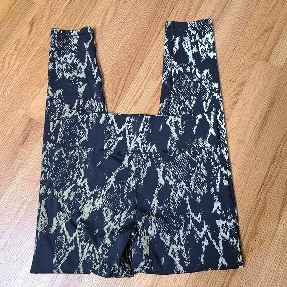 NOLI Medium Reflective Cobra High Rise Leggings - Picture 5 of 5